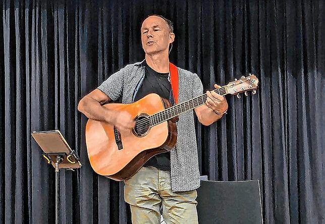 Uwe Spille präsentiert sein Vorsorge-Kabarett „Von der Schippe gesungen“ in Königsfeld.