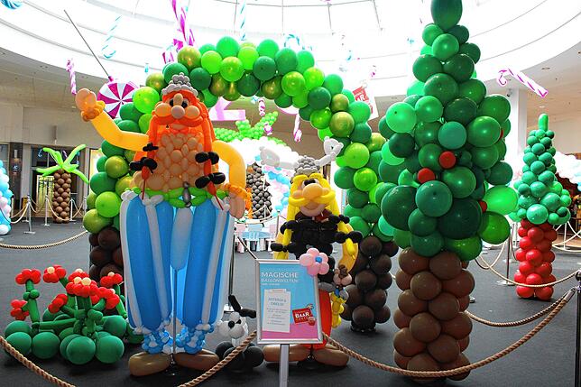 Asterix und Obelix grüßen zum Center-Geburtstag als Ballon-Figuren.