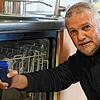 Franco Pancamo, Hausmeister im Emil-Sräga-Haus in Singen mit italienischen Wurzeln, repariert hier gerade eine Spülmaschine.