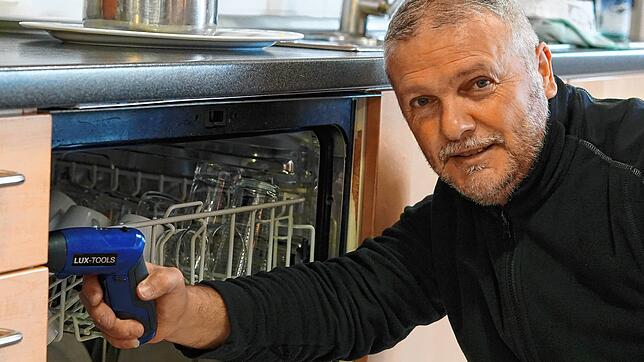 Franco Pancamo, Hausmeister im Emil-Sräga-Haus in Singen mit italienischen Wurzeln, repariert hier gerade eine Spülmaschine.