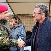 Bürgermeister Joachim Grüner aus Wald gratuliert dem neuen Kommandeur Oberst Andreas Schmand.