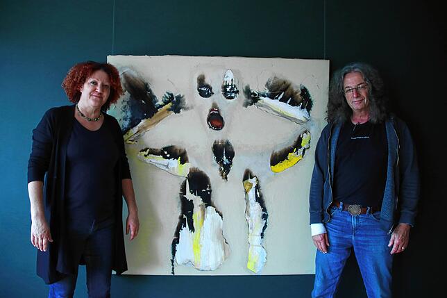 Kulturamtsleiterin Kerstin Simon und Mitarbeiter Michael Rudigier zeigen das Bild „Aufschrei“ von Peter Flossdorf, das bis zum 17. ...