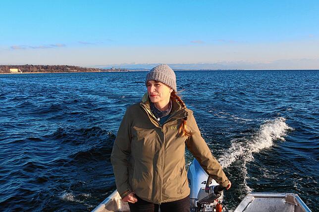 Fischerin Anita Koops unterwegs auf dem Bodensee vor Friedrichshafen-Fischbach: Die 57-Jährige liebt ihre Arbeit, kann aber allein davon ...