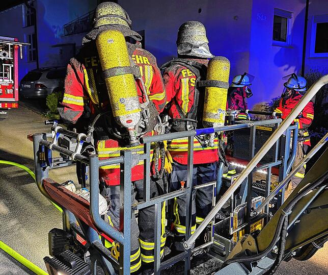 Mithilfe der Drehleiter wurde der Kamin abgedeckt.