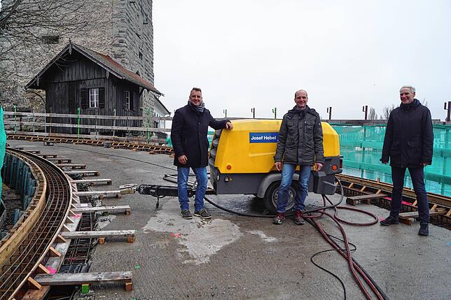 Tiefbauamtsleiter Uwe Kopf, Bauleiter Dirk Meyer und Baubürgermeister Karl Langensteiner-Schönborn (von links) stehen auf der ...