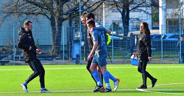 Knöchelverletzung: Jestettens Fabio Bleise musste nach einem Zweikampf mit Thomas Wehrle verletzt und mit geschwollenem Knöchel den ...