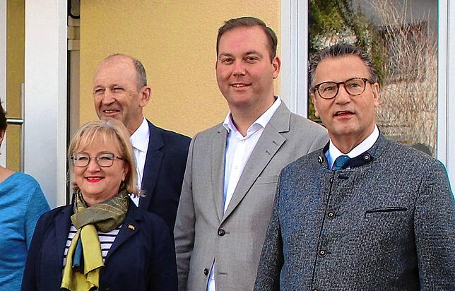 Der Minister für ländlichen Raum, Peter Hauk (rechts), äußerte sich beim Besuch des MVZ in Grafenhausen zum Loreto- Krankenhaus ...