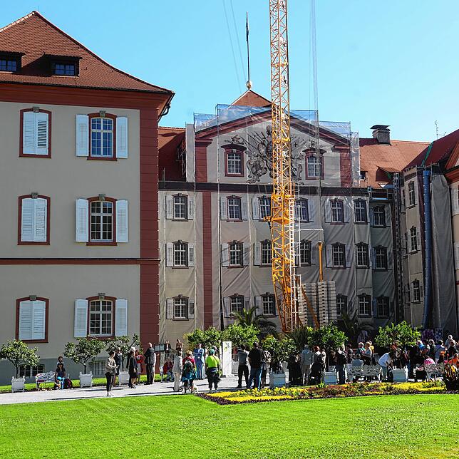 Im Nordflügel (links) des derzeit eingerüsteten Barockschlosses auf der Mainau befindet sich im zweiten Stock die private Wohnung des ...
