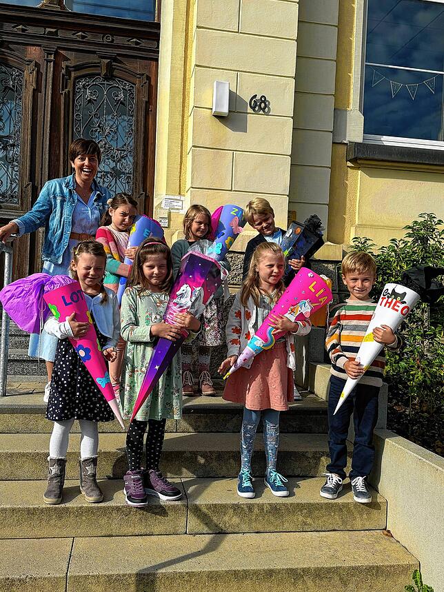 Sieben Erstklässler starten in der jahrgangsgemischten Klasse 1/2b in der Grundschule Bodman mit Klassenlehrerin Claudia von Bank. Sie ...
