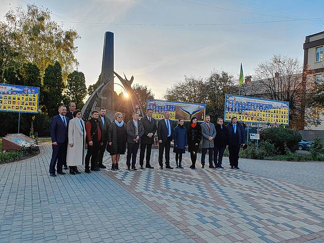 Die Konstanzer Vertreter treffen sich in Berdytschiw mit einer Delegation aus Polen und Ukrainern vor einem Mahnmal. Als Begleiterin und ...