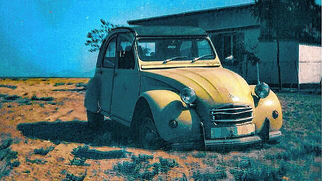 So sah das erste Auto von Sigmund Vögtle aus. Im Frankreich-Urlaub 1973 blieb er mit seiner Ente im Sand von Saintes-Maries-de-la-Mer ...