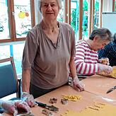 llse Wlost hilft in der Donauresidenz beim Kekse backen.
