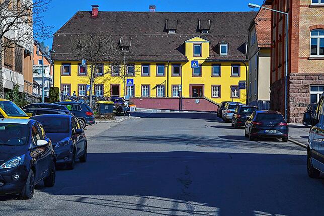 Blick in die Gewerbehallestraße. Die Zufahrt zur Posttiefgarage und der dortigen Tierarztpraxis wird im Sommer und Herbst nur über die ...