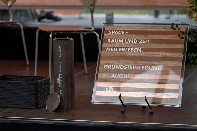 Die Zeitkapsel mit Grundsteinplatte.