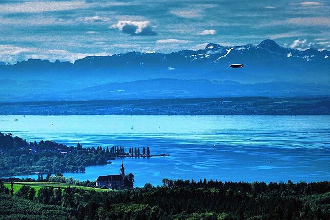 Malerisch: Der Zeppelin fliegt über den Bodensee Richtung Friedrichshafen, während im Vordergrund die Barockkirche Birnau zu sehen ist.
