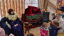 Susanne Osgarth erzählt gerne Märchen. In der Kinderwelt auf dem Triberger Weihnachtszauber zieht sie damit täglich eine große ...
