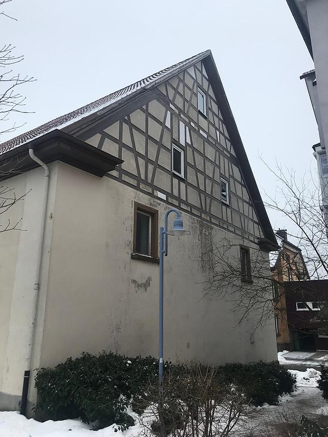 Besonders die Westseite, in Richtung der evangelischen Kirche, hat witterungsbedingt in den vergangenen Jahrzehnten stark gelitten.