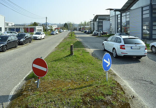 Zeit für einen Endausbau: Die Walter-Schellenberg--Straße im Gewerbegebiet Nord wird nach 27 Jahren des Anbahnens endlich fertig ...