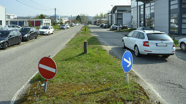 Zeit für einen Endausbau: Die Walter-Schellenberg--Straße im Gewerbegebiet Nord wird nach 27 Jahren des Anbahnens endlich fertig ...