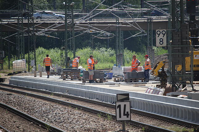 Die Bahnsteigkante ist bereits gesetzt, die restlichen Arbeiten sollen laut Projektleiter „relativ schnell“ erledigt werden. ...