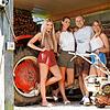 Patrick (24), Bauer im Nebenerwerb aus Dingelsdorf-Oberdorf mit Antonia (20, links) aus Niedersachsen, Sofia (22) aus Baden-Württemberg ...