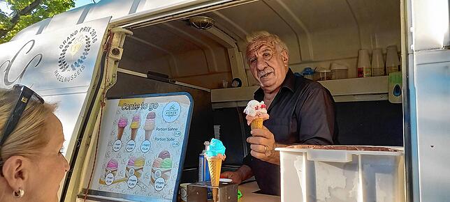 Giovanni Procopio verkauft am Eingang zum Schlossgarten Eis. Bei früheren Salem Open Airs stand er auch schon im Inneren. Viele der ...