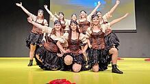 Auf der Bühne der Grüninger Haselbuckhalle geht es beim Hexenball der Rebberghexen rund.