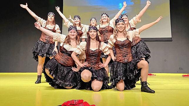 Auf der Bühne der Grüninger Haselbuckhalle geht es beim Hexenball der Rebberghexen rund.