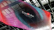 Eine Fahne mit dem offiziellen Design des Eurovision Song Contest (ESC) 2025.