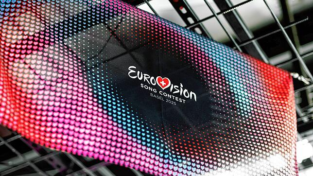 Eine Fahne mit dem offiziellen Design des Eurovision Song Contest (ESC) 2025.