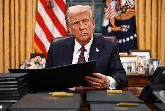 Trump unterschreibt an seinem ersten Tag im Amt stapelweise Dekrete, mit denen der Präsident in den USA durchregieren kann.