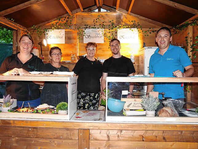 Elsbeth Kampschroer, Volker Duda, Claudia Weiler, Alexandra Luibrand, Stefanie Rapisanda genießen auch in diesem Jahr das Ambiente des ...