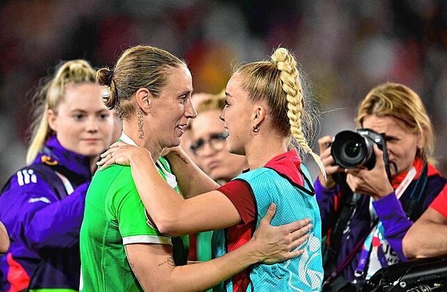 Deutschlands Torhüterin Ann-Katrin Berger (l) und Deutschlands Giulia Gwinn jubeln über den Sieg.
