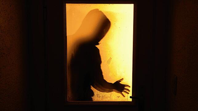 Ein Unbekannter stieg in der Nacht zum Donnerstag durch ein Fenster in eine Gaststätte in Buchheim ein.