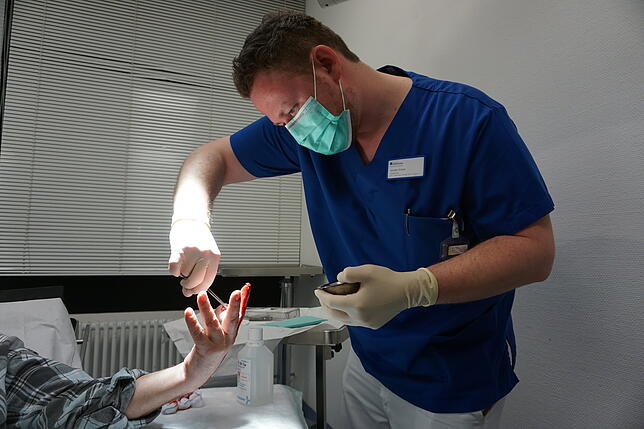 Unfallchirurg Dr. Jochen Kraus muss unter anderem einem Mann die Fingerkuppe wieder zusammennähen, der sich mit einer Säge verletzt hat.
