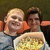Die Vorfreude steigt: Südkurier-Redakteurin Verena Wehrle mit ihrem Sohn Ben im Kino Albrecht in Waldshut.