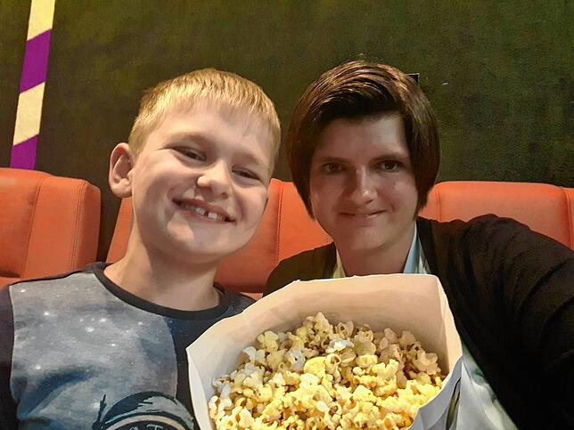 Die Vorfreude steigt: Südkurier-Redakteurin Verena Wehrle mit ihrem Sohn Ben im Kino Albrecht in Waldshut.