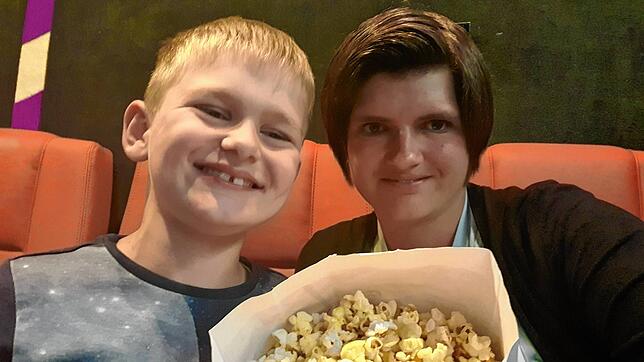 Die Vorfreude steigt: Südkurier-Redakteurin Verena Wehrle mit ihrem Sohn Ben im Kino Albrecht in Waldshut.