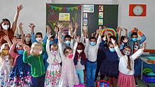 Freuen sich über ihre Einschulung: die Schülerinnen und Schüler der Klasse 1 b mit Klassenlehrerin Julia Kolb.