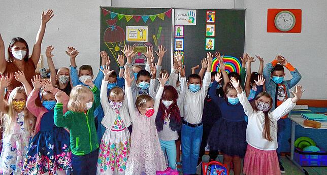 Freuen sich über ihre Einschulung: die Schülerinnen und Schüler der Klasse 1 b mit Klassenlehrerin Julia Kolb.