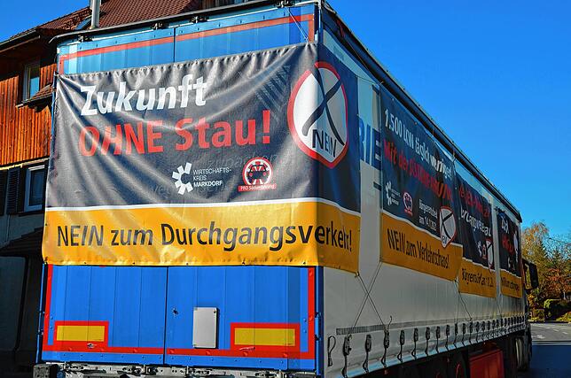 Befürworter der Südumfahrung machen per Lastwagen gegen die Lastwagen in der Innenstadt mobil.