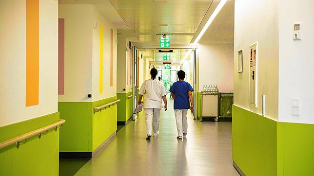 Wegen der großen Zahl an Corona-Patienten droht dem Kreisklinikum die Überlastung. Landrat Stefan Bär richtet einen dringenden ...