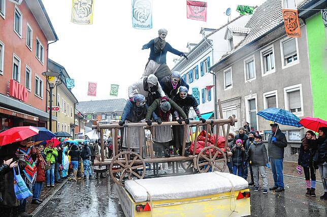 Ganz traditionell wird in Zell im Wiesental Fasnacht gefeiert – mit Altwiiber-Rennen, Umzug und Hürus. Hier ein Bild aus dem Jahr ...