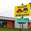 Vor dem Kindergarten St. Martin in Ehingen weist ein Schild auf die Einrichtung im Hintergrund hin. Aktuell gibt es nur noch wenige ...