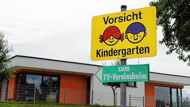 Vor dem Kindergarten St. Martin in Ehingen weist ein Schild auf die Einrichtung im Hintergrund hin. Aktuell gibt es nur noch wenige ...