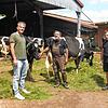 Schauspieler Gregor Müller (links) sowie die Landwirte Helmut (Mitte) und David Müller veranstalten einen Hofkultur-Sommer Anfang ...