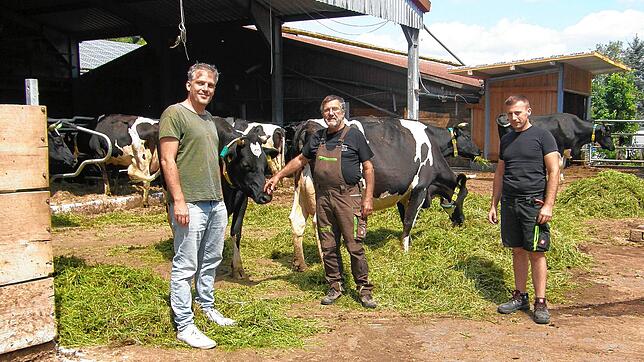 Schauspieler Gregor Müller (links) sowie die Landwirte Helmut (Mitte) und David Müller veranstalten einen Hofkultur-Sommer Anfang ...
