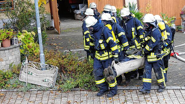 Wehrmänner retten unter Atemschutz sieben Verletzte. Bild: Herbert Dreher