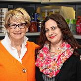 Tafelladen-Geschäftsführerin Anita Hoffmann (links) und Tagesleitung Marietta Bondarenko erhalten nun vom Großhandel C&C einen ...