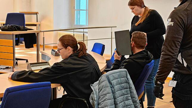 Jetzt steht das Urteil fest: Der Angeklagte, der seine Lebensgefährtin mit 25 Messerstichen in Todtnau getötet hat, wird zu einer ...